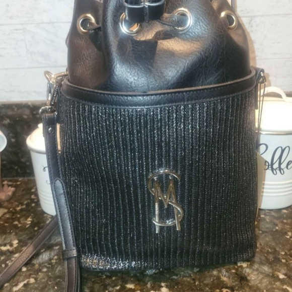 STEVE MADDEN BUCKET BAG WITH GUITAR STRAP. - Picture 2 of 7